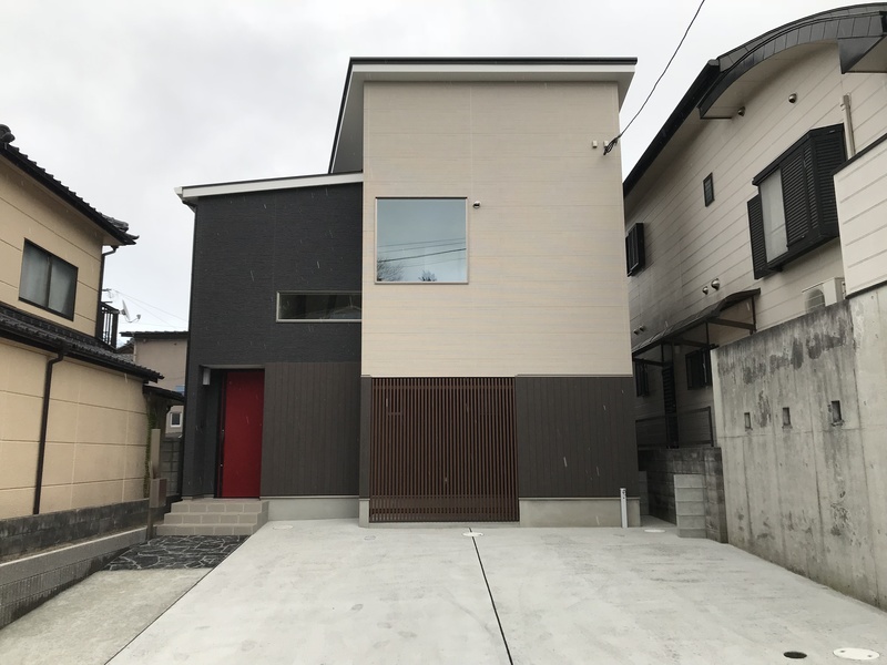 飯塚市：狭小地に建つ大きな窓のある日当たり良好のデザイン住宅②